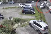 影/基隆轎車過彎失控飛起　撞翻4車衝民宅釀3傷