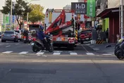 獨/狀況危急！台南「連人帶機車卡3.5噸貨車底」生死未卜