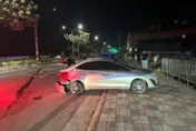 影/高雄21歲男毒駕撞爛路邊2車　警查獲喪屍煙彈