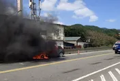 新北貢寮火燒車駕駛急跳車　自小客燒到剩骨架