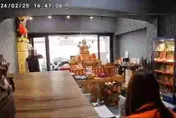 影/嘉市佛物店遭詭男辱罵「倒店」！ 路過女子險遭鞭炮攻炸傷