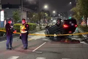 自撞翻車起火！高雄男落跑再自首　警方一測「酒精超標」