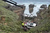 駛在瑞芳台2線...下秒墜海！　整輛車卡住...駕駛吊掛送醫