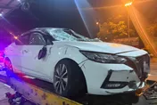 國1南向仁德段自撞護欄！側翻車頭全毀　駕駛幸無礙