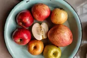 水果連皮吃最好？專家點名4類人要小心：恐加重身體負擔