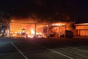 影/基隆驚見三級火警！果菜市場內「廟宇全面燃燒」
