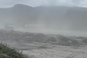 整片霧茫茫！馬太鞍溪床工程塵土飛揚　水利署：強化灑水作業