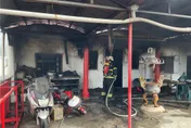 台東鐵皮屋火警！廚房起火延燒宮廟　91歲婦嗆傷送醫