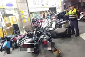 影/高雄43歲男毒駕凌晨追撞24機車　街頭似打保齡球