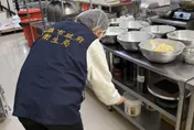 草莓蛋糕發霉！高雄「奕式布蕾」遭查冷藏未記錄等缺失