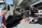 影/疑外輪差肇禍！新北大貨車右轉撞擊公車　幸無人傷