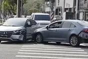 高雄當街上演「碰碰車」！4人受傷　男子狂喊：為什麽撞人