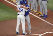 WBC/委內瑞拉教頭席地而坐　等瑟維利講完話上前給擁抱