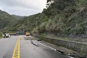 影/台2線瑞芳段自來水管破裂　路面塌陷全線封閉