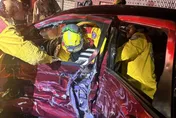 影/駭人！基隆醉妹「國道前逆撞」釀2車變形1人受困