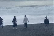 海邊丟石頭「飛彈天上飛」！伴隨巨響　網驚：以為看電影