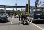 影/基隆暖暖嚴重車禍　男子騎車自撞路邊車輛送醫不治