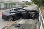 影/新北BMW騎上人行道撞護欄　喪屍駕駛毒駕遭逮