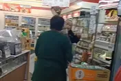 阿公嗆：妳三小！雨傘嬤狂扁「揍到他頭出血」　店員淡定掃地