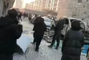 影/人從車庫飛出！內蒙社區爆炸震碎10多戶門窗　用煤氣不慎釀禍