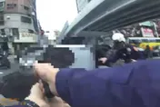 影/新北三重賓士車拒檢衝撞　警開2槍仍加速逃逸