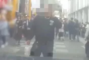 影/西門町徒步區「狂漢肉身擋警車猛踹」！阿sir下車直接處理