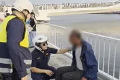 影/大港開唱喝茫了！阿伯醉倒水岸旁　警即刻救援