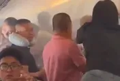 影/陸東航機艙驚傳起火！剛落地「飄焦味」　乘客驚恐合力撲滅