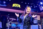 「民歌天后」鄭怡三度登高雄Pub開唱　被小鮮肉告白笑虧：晚了40年啦