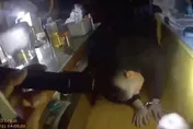 影/天母美式餐廳砍人　店員勸架遭持刀狂砍警逮人送辦