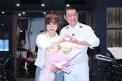 蔡小虎捧玫瑰花曝與龍千玉「真實關係」　親揭缺席她演唱會原因