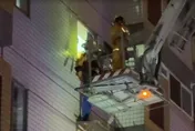 影/驚險！台中男童緊抓5樓冷氣室外機　消防局出動雲梯車救人