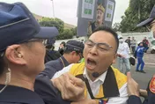 影/柯文哲一審判17年　游智彬對賴清德肖像怒砸水球