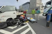 澎湖機車騎士慘摔夾困貨車底　吊車路過即刻救援