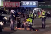影/台中逆子持刀割頸弒母　全裸逃逸遭警壓制逮捕