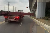 影/高雄聯結車「鋼骨橫擺」超車身！網轟：移動神主牌