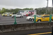 影/國道1號國光客運自撞！司機身體不適急停路肩送醫