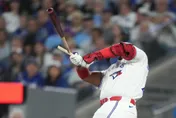 MLB/藍鳥開幕戰意外！小葛雷諾打斷球棒卡護網　比賽暫停