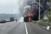 影/五楊高架桃園段遊覽車突燃燒「變火球」　25人急逃命
