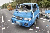 影/國道1號141K貨車爆胎自撞　貨斗解體2人重傷