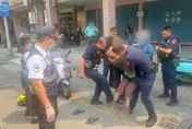 影/高雄小港男持神明寶劍闖籃球場追人！警方火速壓制送醫