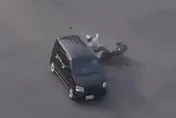 影/差幾步就到家！台南翁騰空重摔、機車解體　奪命瞬間直擊