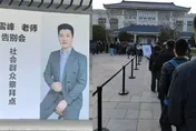 網紅名師張雪峰猝逝！大批民眾自發送別　排隊人潮滿到馬路