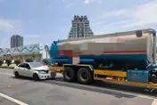 宜蘭驚悚撞擊！酒駕賓士直插油罐車尾　引擎蓋全毀