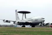 美軍「空中之眼」慘被伊朗炸毀！E-3偵察機「斷兩截」畫面曝光