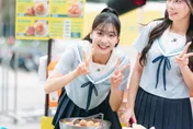 洋基女孩放電連發！ 睦那京學生服打飯「偷吃」　粉絲擠爆福利社