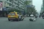 影/三重殘酷事故！計程車綠燈一亮撞騎士「連人帶車輾過」