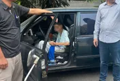 獨居悲歌！屏東驚見阿公「窩車內近1個月」慘狀曝光