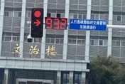 等到懷疑人生！陸校園驚見「999秒紅燈」　學生崩潰「課都快上完」
