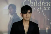 周杰倫鳥巢演唱會出包！散場遇暴雨　粉絲趁亂哄搶「毛毯+玩偶」